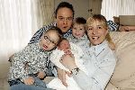 Fijnaart 7 maart 2005
Frans Bauer met zijn baby Frans Jr Mariska Christiaan en Jan Bauer.
peter Smulders bv