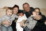 Fijnaart 7 maart 2005
Ouders Frans Bauer met   baby Frans Jr   Christiaan en Jan Bauer.
peter Smulders bv