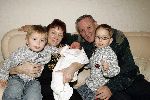 Fijnaart 7 maart 2005
Ouders Frans Bauer met   baby Frans Jr Mariska Christiaan en Jan Bauer.
peter Smulders bv
