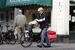 Amsterdam 23 maart 2005
Huub Stapel bezorgt de krant Amsterdams Stadblad op de fiets.
Peter Smulders bv