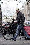 Amsterdam 23 maart 2005
Huub Stapel bezorgt de krant Amsterdams Stadblad op de fiets.
Peter Smulders bv