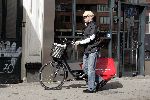 Amsterdam 23 maart 2005
Huub Stapel bezorgt de krant Amsterdams Stadblad op de fiets.
Peter Smulders bv