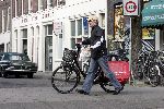 Amsterdam 23 maart 2005
Huub Stapel bezorgt de krant Amsterdams Stadblad op de fiets.
Peter Smulders bv