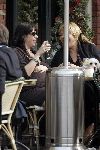 Amsterdam 24 maart 2005
Isa Hoes Zwanger op terras met Medina Schuurman.
Peter Smulders bv