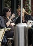 Amsterdam 24 maart 2005
Isa Hoes Zwanger op terras met Medina Schuurman.
Peter Smulders bv