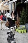 Amsterdam 24 maart 2005
Isa Hoes Zwanger op cornelis schuytstraat met gsm en bloemen
Peter Smulders bv