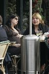Amsterdam 24 maart 2005
Isa Hoes Zwanger op terras met Medina Schuurman.
Peter Smulders bv