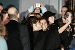 Amsterdam 11 maart 2005
Premiere Miss Congeniality 2 in TUSCHINSKI .
Sandra Bullock met fans
Peter Smuders bv