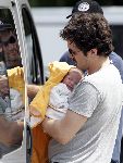 Ede 7 juni 2004
Casey Affleck  met zijn pas geboren kind en zijn vrouw Summer Phoenix
Peter Smulders bv