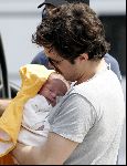Ede 7 juni 2004
Casey Affleck  met zijn pas geboren kind en zijn vrouw Summer Phoenix
Peter Smulders bv