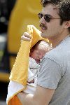 Ede 7 juni 2004
Casey Affleck  met zijn pas geboren kind en zijn vrouw Summer Phoenix
Peter Smulders bv