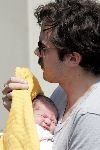 Ede 7 juni 2004
Casey Affleck  met zijn pas geboren kind en zijn vrouw Summer Phoenix
Peter Smulders bv