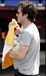 Ede 7 juni 2004
Casey Affleck  met zijn pas geboren kind en zijn vrouw Summer Phoenix
Peter Smulders bv