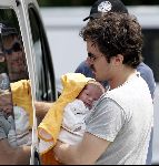 Ede 7 juni 2004
Casey Affleck  met zijn pas geboren kind en zijn vrouw Summer Phoenix
Peter Smulders bv