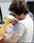 Ede 7 juni 2004
Casey Affleck  met zijn pas geboren kind en zijn vrouw Summer Phoenix
Peter Smulders bv