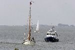Muiden 22 mei 2005
Koningin Beatrix varen met de groene draeck samen met Prins Constantijn Prinses Laurentien en Eloise en Claus Cazimir. politieboot
Peter Smulders bv
