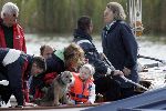 Muiden 15 mei 2005
Koningin Beatrix voor eerste keer dit jaar varen met de groene draeck. hond
Peter Smulders bv