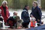 Muiden 15 mei 2005
Koningin Beatrix voor eerste keer dit jaar varen met de groene draeck. hond
Peter Smulders bv