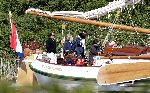 Muiden 15 mei 2005
Koningin Beatrix voor eerste keer dit jaar varen met de groene draeck.
Peter Smulders bv