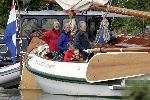 Muiden 22 mei 2005
Koningin Beatrix varen met de groene draeck samen met Prins Constantijn Prinses Laurentien en Eloise en Claus Cazimir.
Peter Smulders bv