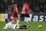 Eindhoven, 1 November 2005
PSV-AC Milaan, 4de wedstrijd  in de championsleague 
Eindstand 1-0
Jefferson Farfan ontwijkt een sliding
© Foto Bart Bel