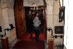 Amsterdam 1 november 2004
Mariska Hulscher en Irene v d Laar vertrekken uit Hotel de Grand samen met Sting.