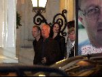 Amsterdam 1 november 2004
Mariska Hulscher en Irene v d Laar vertrekken uit Hotel de Grand samen met Sting.