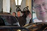 Amsterdam 1 november 2004
Mariska Hulscher en Irene v d Laar vertrekken uit Hotel de Grand samen met Sting.