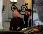Amsterdam 1 november 2004
Mariska Hulscher en Irene v d Laar vertrekken uit Hotel de Grand samen met Sting.