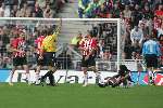Eindhoven. 23 Oktober 2005 
Kompetitiewedstrijd Seizoen 2005/2006 
PSV-AJAX, eindstand 1-0 
Alex krijgt een gele kaart voor het neerhalen van Steven Pienaar
© Foto Bart Bel