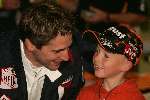 Someren, 22 Oktober 2005
Fanclub meeting van formule 1 coureur Christijan Albers
Christijan Albers neemt ruim tijd voor zijn fans, zelfs voor de jongste
© Foto Bart Bel