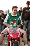 Someren, 22 Oktober 2005
Fanclub meeting van formule 1 coureur Christijan Albers
Christijan Albers toont trots zijn nieuwe pocket bike
© Foto Bart Bel
