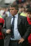 Eindhoven. 23 Oktober 2005 
Kompetitiewedstrijd Seizoen 2005/2006 
PSV-AJAX, eindstand 1-0 
Guus Hiddink vangt zijn spelers op na de wedstrijd
© Foto Bart Bel
