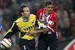 Eindhoven, 15 Oktober 2005 
Kompetiewedstrijd Seizoen 2005/2006 
PSV-AZ, eindstand 3-0 
Henk Timmer wil het spel snel hervatten, alleen Phillip Cocu verhindert dat
© Foto Bart Bel