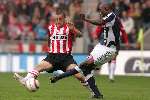 Eindhoven. 23 Oktober 2005 
Kompetitiewedstrijd Seizoen 2005/2006 
PSV-AJAX, eindstand 1-0 
Jason Culina in duel om de bal met Hatem Trabelsi
© Foto Bart Bel
