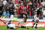 Eindhoven. 23 Oktober 2005
Kompetitiewedstrijd Seizoen 2005/2006 
PSV-AJAX, eindstand 1-0
Jefferson Farfan ontwijkt een tackle 
© Foto Bart Bel