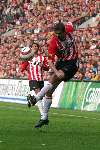 Eindhoven. 23 Oktober 2005 
Kompetitiewedstrijd Seizoen 2005/2006 
PSV-AJAX, eindstand 1-0 
Phillip Cocu probeert een schot te blokken van Hedwiges Maduro
© Foto Bart Bel