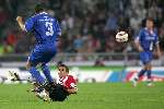 Eindhoven, 15 Oktober 2005 
Kompetiewedstrijd Seizoen 2005/2006 
PSV-AZ, eindstand 3-0 
Tim de Cler ontwijkt een tackle van Phillip Cocu
© Foto Bart Bel