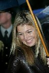 Amsterdam 18 oktober 2004
Prinses Maxima bij Continental Sports in Amsterdam. Maxima onder paraplu