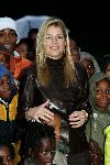 Amsterdam 18 oktober 2004
Prinses Maxima bij Continental Sports in Amsterdam. Maxima onder paraplu