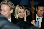 Amsterdam 18 oktober 2004
Prinses Maxima bij Continental Sports in Amsterdam. Maxima onder paraplu