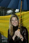 Amsterdam 18 oktober 2004
Prinses Maxima bij Continental Sports in Amsterdam. Maxima onder paraplu
