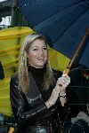 Amsterdam 18 oktober 2004
Prinses Maxima bij Continental Sports in Amsterdam. Maxima onder paraplu