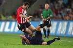 Eindhoven, 24 September 2005 
Kompetitiewedstrijd Seizoen 2005/2006 
PSV-RBC, eindstand 2-0 
Andre Ooijer ontwijkt een tackle van Tyrone Loran
© Foto Bart Bel