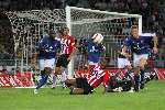 Eindhoven, 10 September 2005
Competitie wedstrijd PSV-FC Utrecht
Eindstand 1-0
Eric Addo in duel met keeper Frank Grandel
© Foto Bart Bel