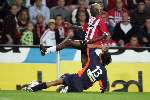Eindhoven, 24 September 2005 
Kompetitiewedstrijd Seizoen 2005/2006 
PSV-RBC, eindstand 2-0 
Kone wordt van de bal gehouden door Fortes Rodriquez