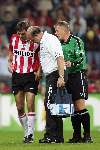 Eindhoven, 24 September 2005 
Kompetitiewedstrijd Seizoen 2005/2006 
PSV-RBC, eindstand 2-0 
Phillip Cocu wordt naar de kant gebracht door verzorger Mart v d Heuvel
© Foto Bart Bel