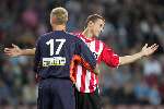 Eindhoven, 24 September 2005 
Kompetitiewedstrijd Seizoen 2005/2006 
PSV-RBC, eindstand 2-0 
Timmy Simons wordt stevig vastgepakt voor de hoekschop door Tim Smolders
© Foto Bart Bel