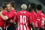 Eindhoven, 24 September 2005 
Kompetitiewedstrijd Seizoen 2005/2006 
PSV-RBC, eindstand 2-0 
Timmy Simons wordt gefeliciteerd na zijn eerste doelpunt van de avond door zijn teamgenoten
© Foto Bart Bel