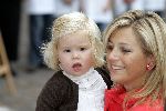 Den Haag 27 september 2005
Prinses Maxima en Amalia bestellen de eerste kinderpostzegels op paleis noordeinde.
Peter Smulders bv